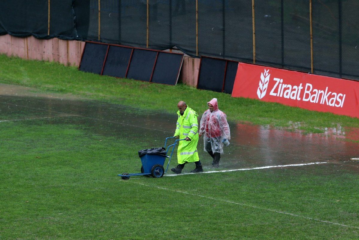 Hekimoğlu Trabzon-Başakşehir maçı bu zeminde oynandı! 1