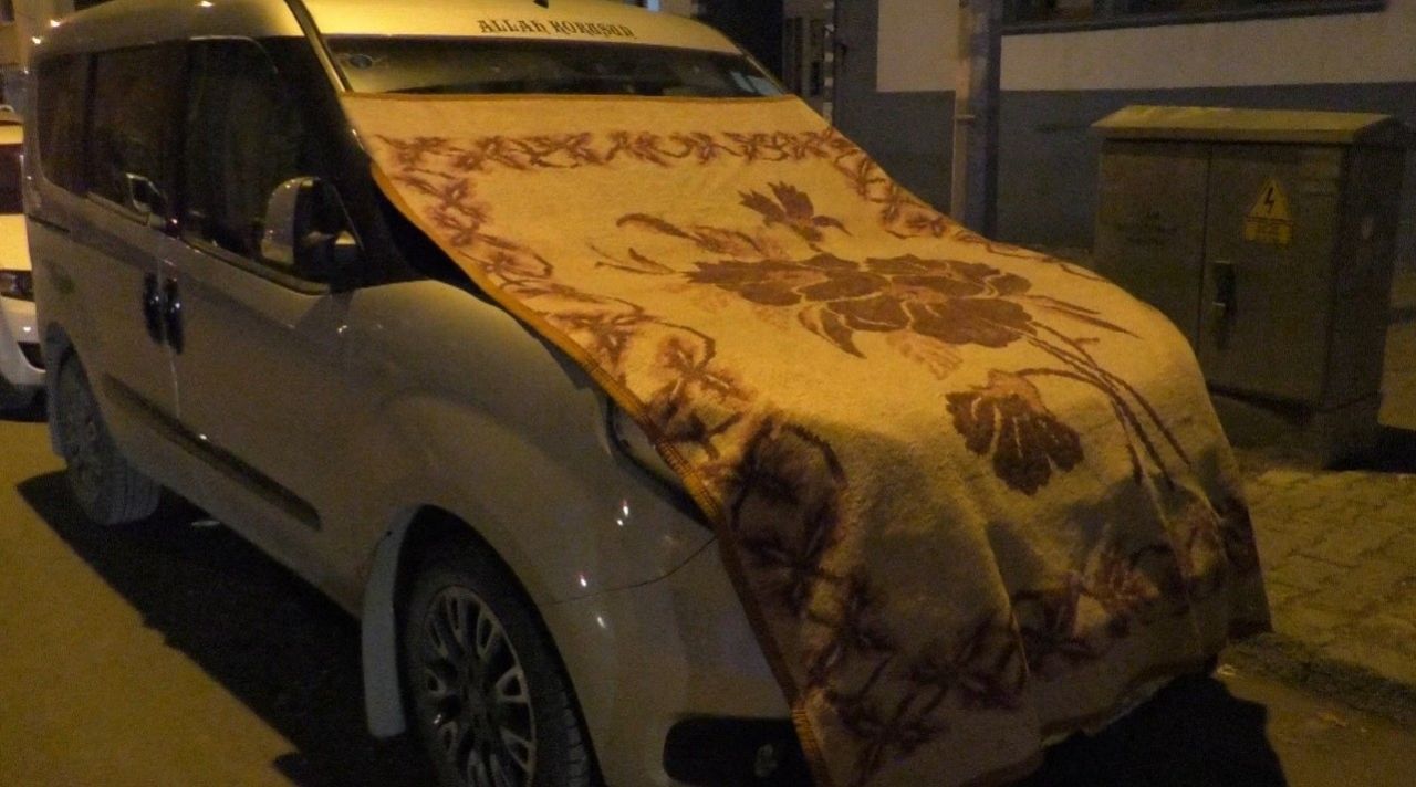 Kars'ta araçlara halılı ve battaniyeli koruma... 5
