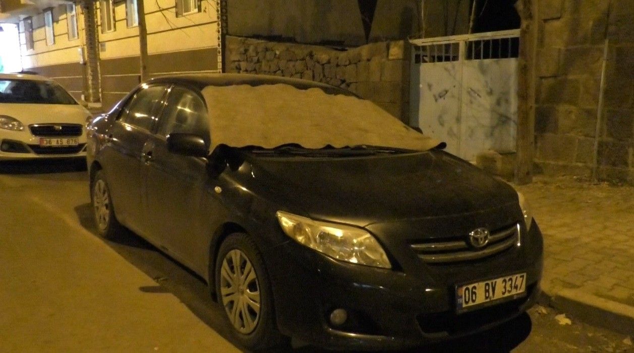 Kars'ta araçlara halılı ve battaniyeli koruma... 2