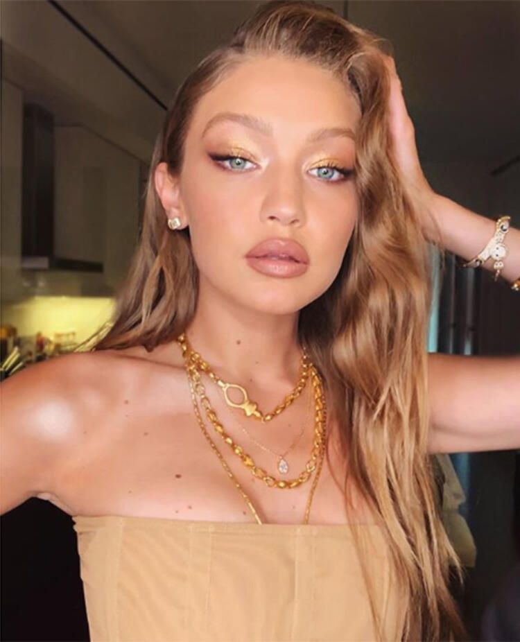 Gigi Hadid'den üstsüz paylaşım! 2