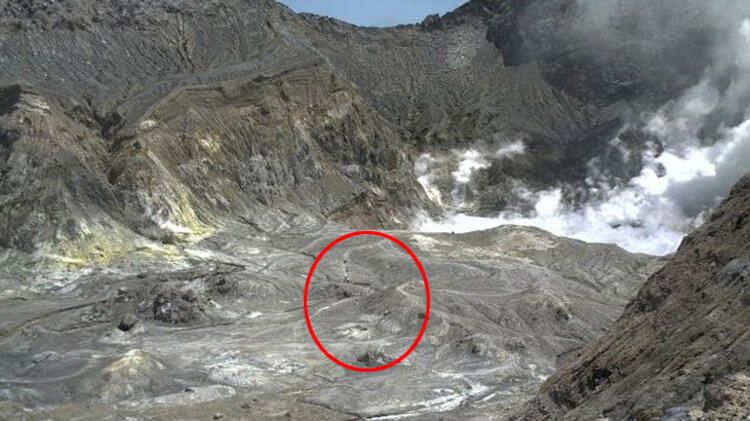 Volkan faciası! Turistler gezerken patladı... 1