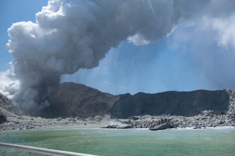 Volkan faciası! Turistler gezerken patladı... 9
