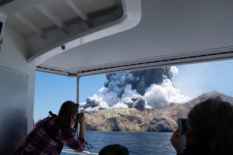Volkan faciası! Turistler gezerken patladı... 10