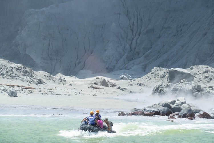 Volkan faciası! Turistler gezerken patladı... 11