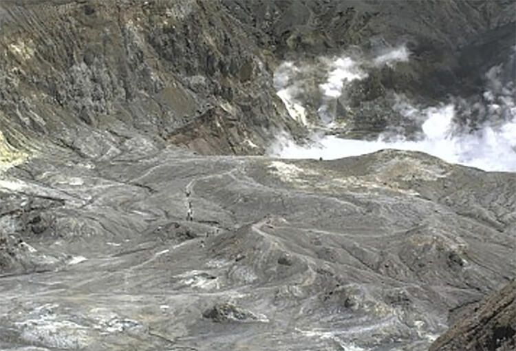 Volkan faciası! Turistler gezerken patladı... 13