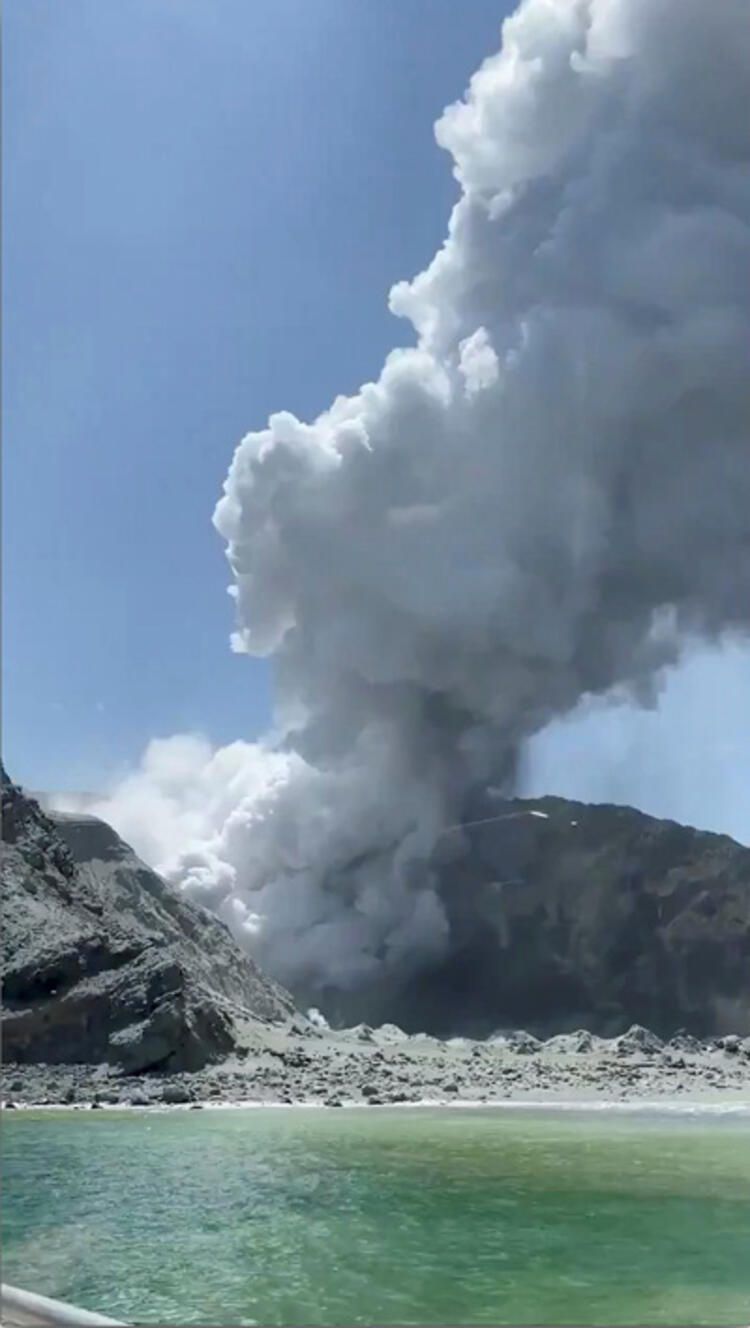 Volkan faciası! Turistler gezerken patladı... 2