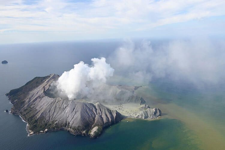 Volkan faciası! Turistler gezerken patladı... 7