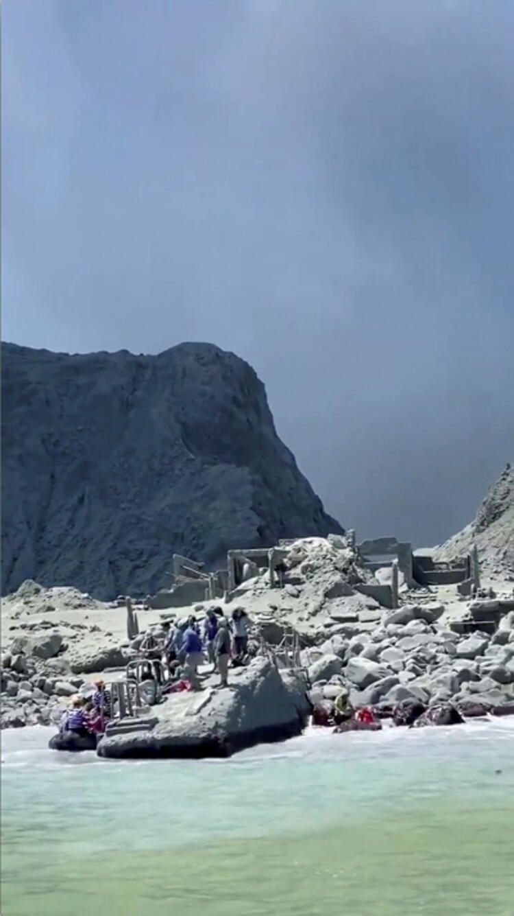 Volkan faciası! Turistler gezerken patladı... 8