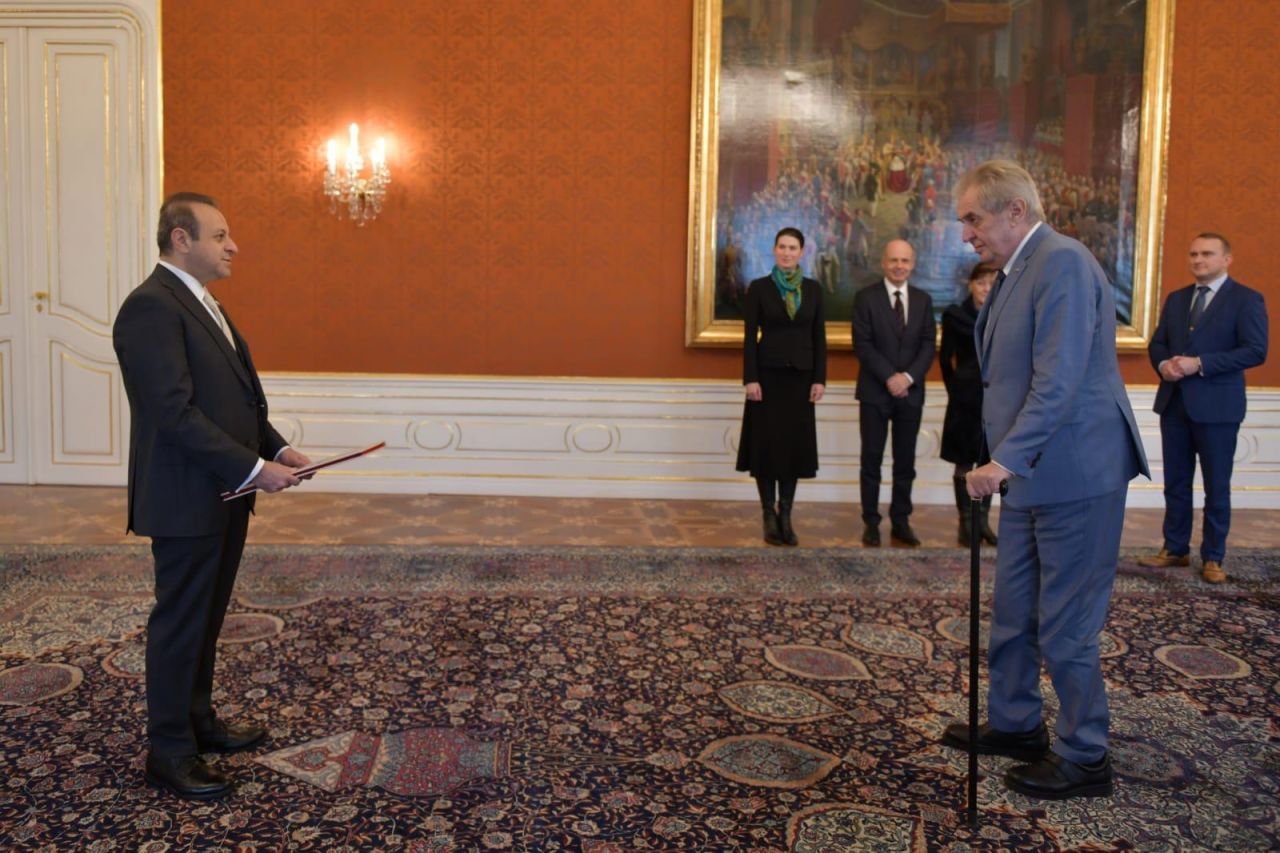 Egemen Bağış'tan Zeman'a güven mektubu! Prag kalesine Türk bayrağı çekildi... 1
