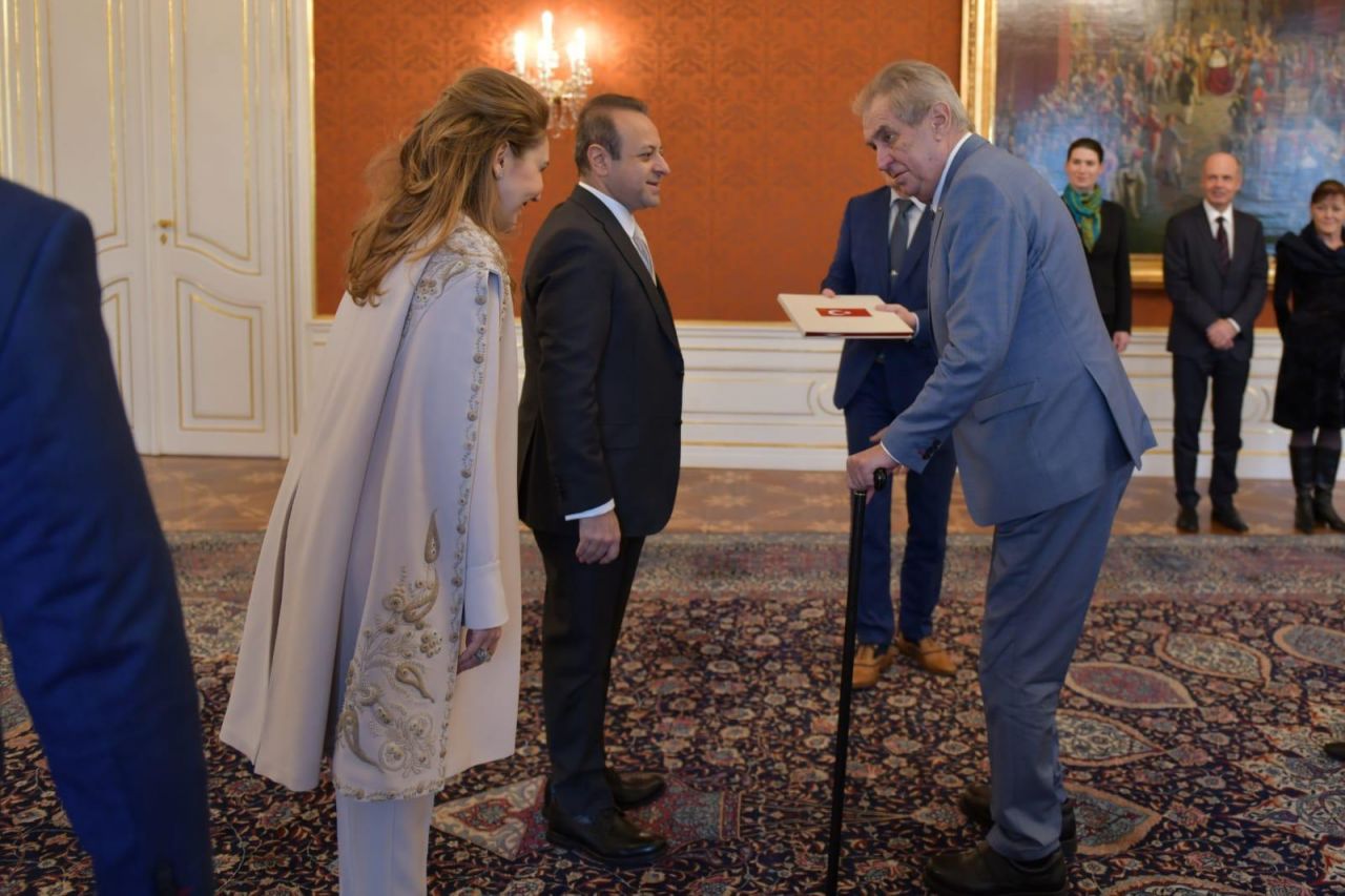 Egemen Bağış'tan Zeman'a güven mektubu! Prag kalesine Türk bayrağı çekildi... 10