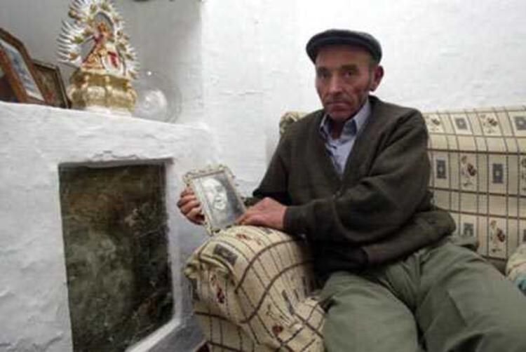 Sırrı çözülemiyor! Duvarda insan yüzü beliriyor! 8