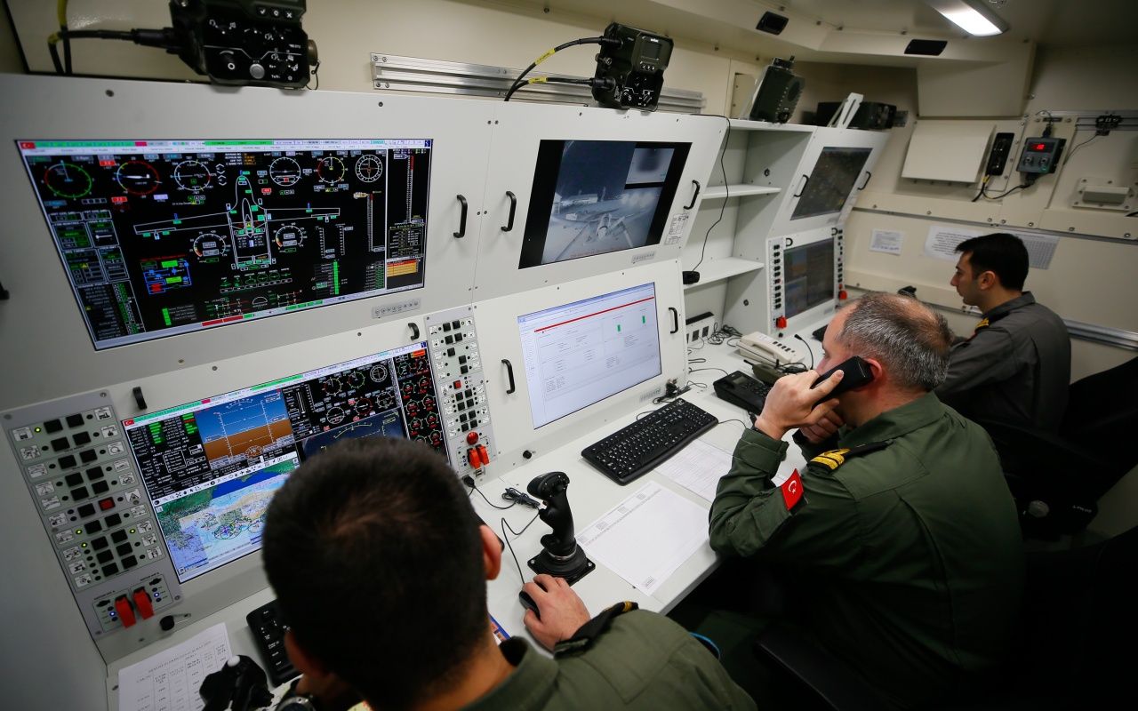 Türkiye'den havalanan İHA, KKTC Geçitkale Havalimanı'na iniş yaptı! 12