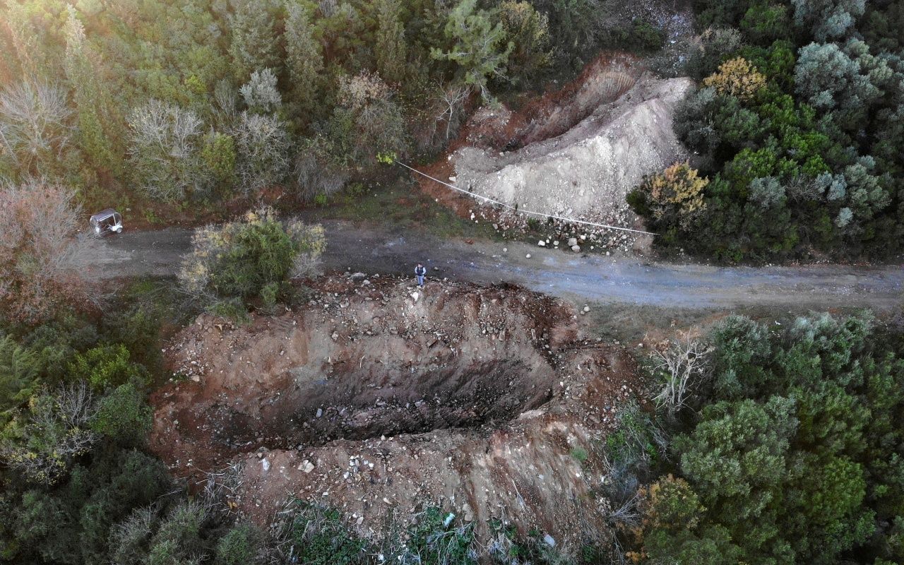 Büyükada’da kazılan dev çukurlar havadan görüntülendi 2