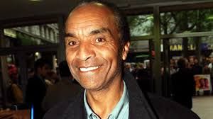 Usta şarkıcı ve sunucu Kenny Lynch hayatını kaybetti! 18