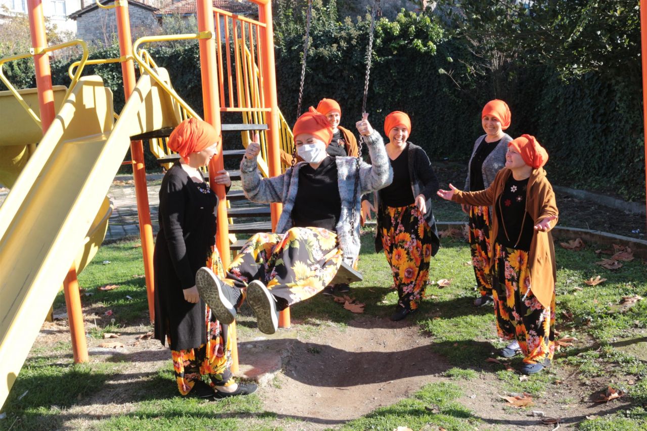 Köylü kadınlar, arkadaşlarına destek için saçlarını kazıttı! 4