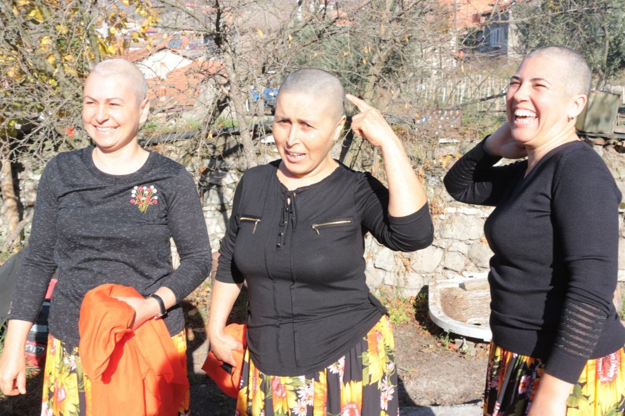 Köylü kadınlar, arkadaşlarına destek için saçlarını kazıttı! 15