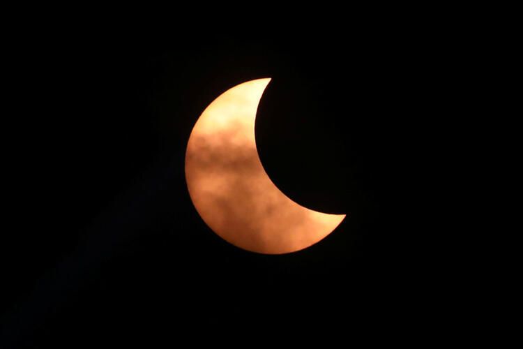 Çocukları kuma gömüp gözlüklerini takıp izlediler! 18