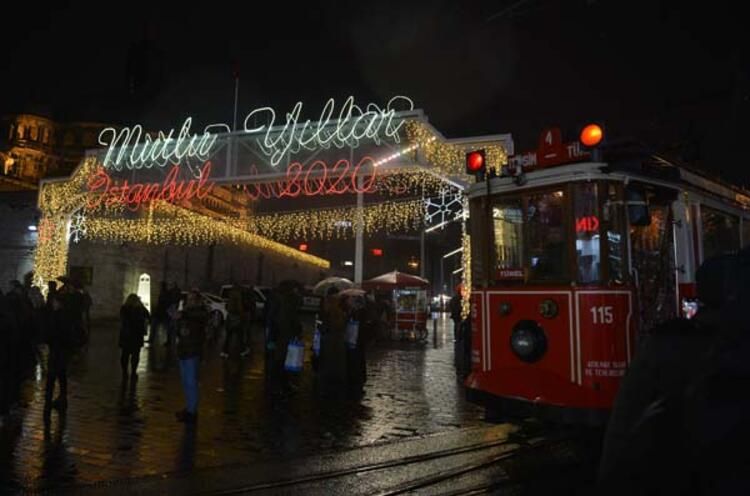 Taksim ve İstiklal Caddesi yeni yıl için ışıl ışıl! 13