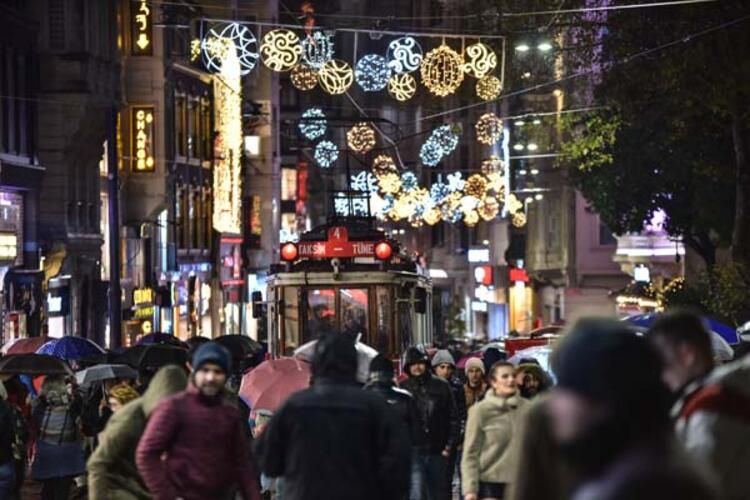 Taksim ve İstiklal Caddesi yeni yıl için ışıl ışıl! 15