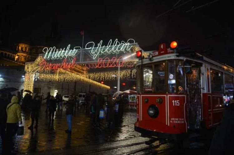 Taksim ve İstiklal Caddesi yeni yıl için ışıl ışıl! 16