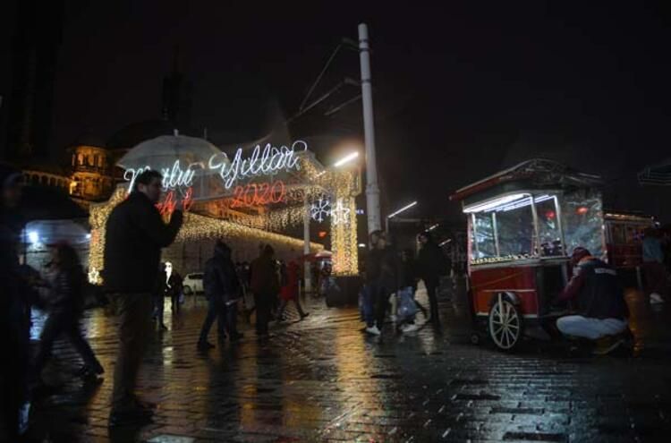 Taksim ve İstiklal Caddesi yeni yıl için ışıl ışıl! 7