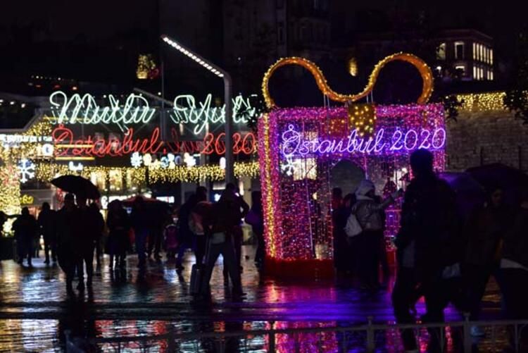 Taksim ve İstiklal Caddesi yeni yıl için ışıl ışıl! 12