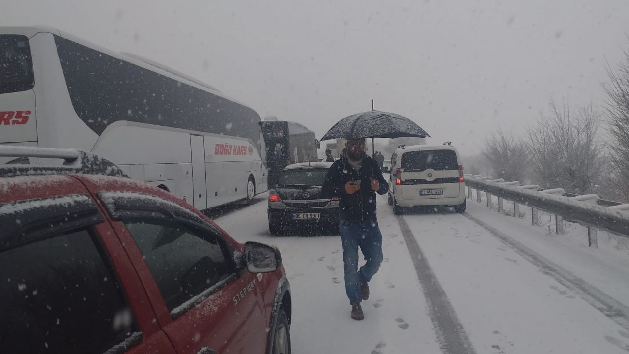 Bursa Ankara Karayolu kar nedeniyle ulaşıma kapandı! 1
