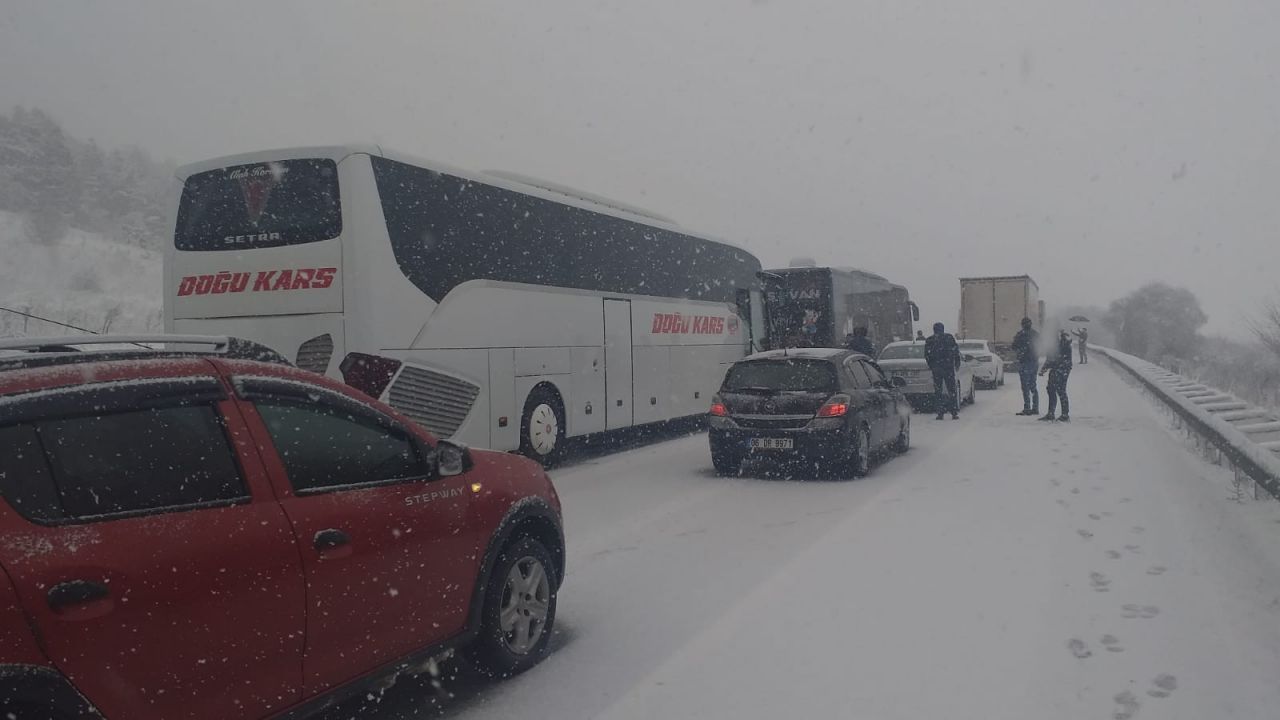 Bursa Ankara Karayolu kar nedeniyle ulaşıma kapandı! 3