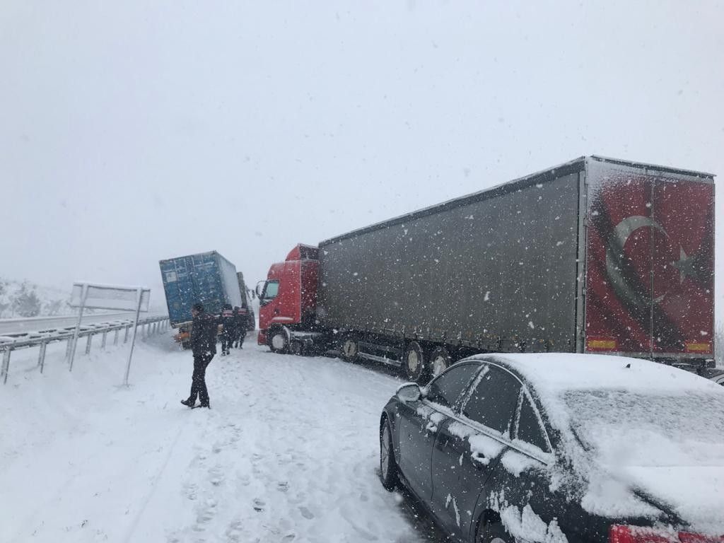 Bursa Ankara Karayolu kar nedeniyle ulaşıma kapandı! 2