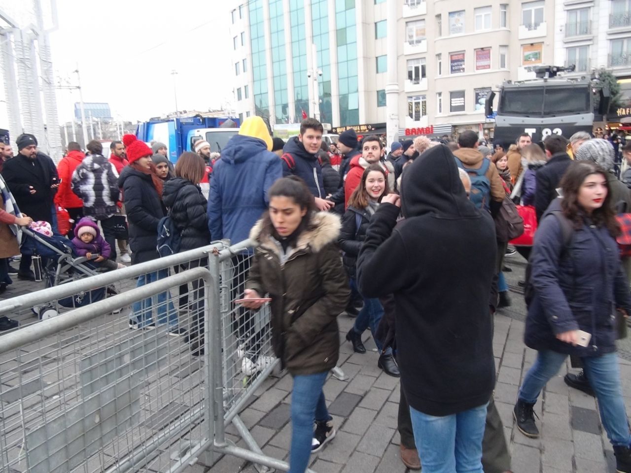 Taksim'de yeni yıl! Güven timleri kuş uçurtmuyor... 9