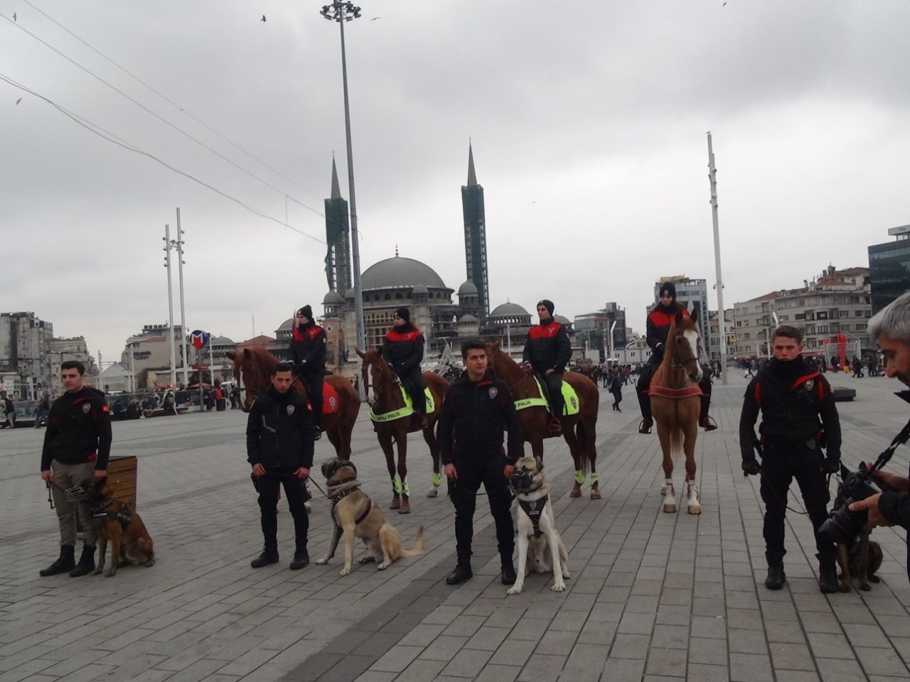 Taksim'de yeni yıl! Güven timleri kuş uçurtmuyor... 6