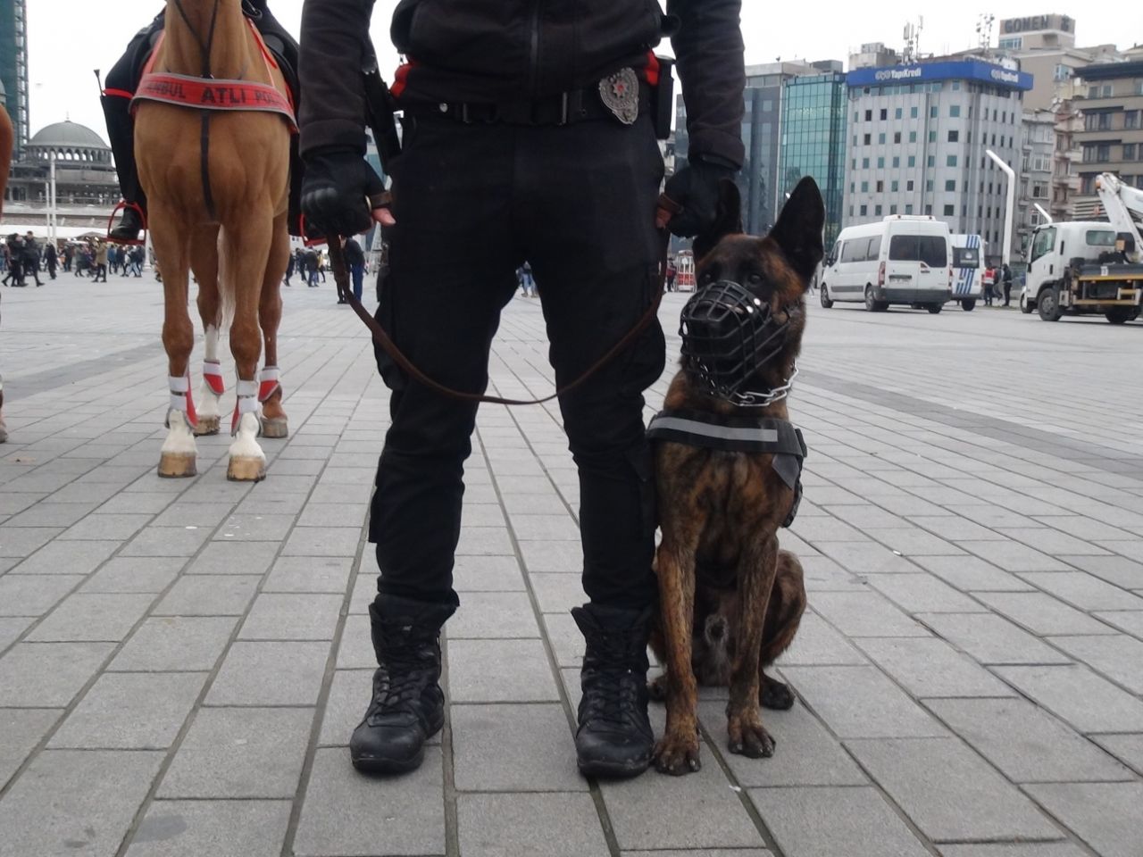 Taksim'de yeni yıl! Güven timleri kuş uçurtmuyor... 8