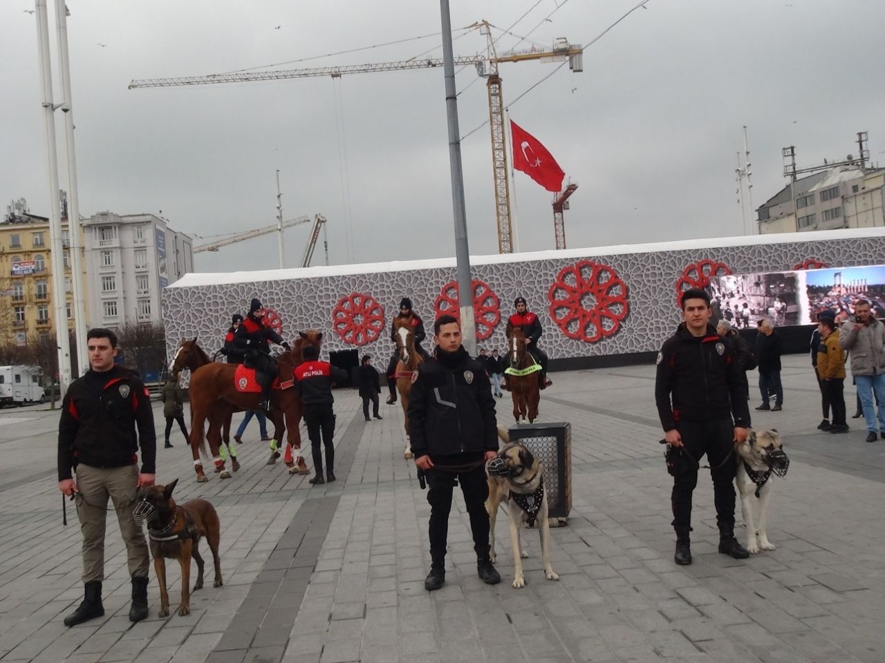 Taksim'de yeni yıl! Güven timleri kuş uçurtmuyor... 7