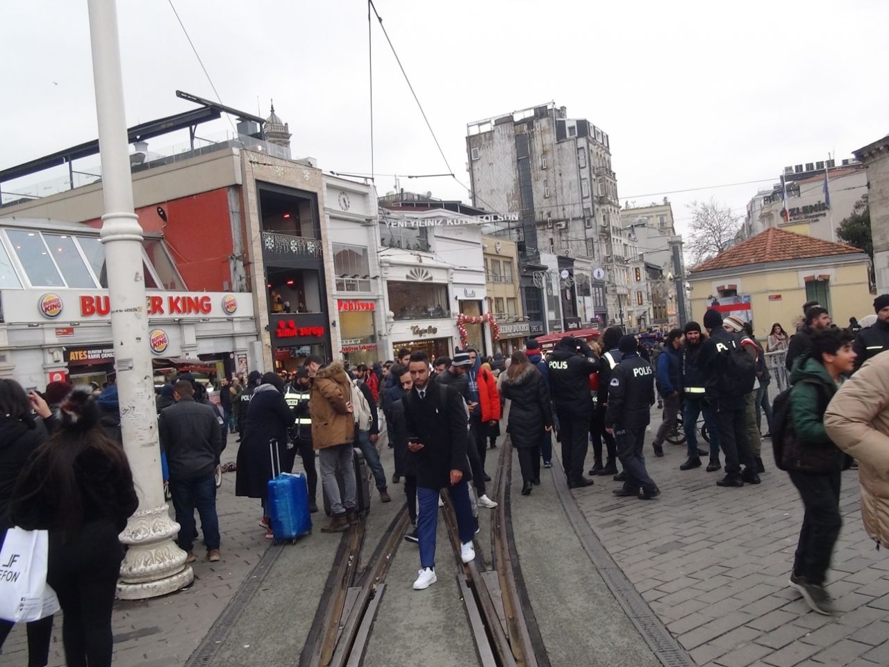 Taksim'de yeni yıl! Güven timleri kuş uçurtmuyor... 12