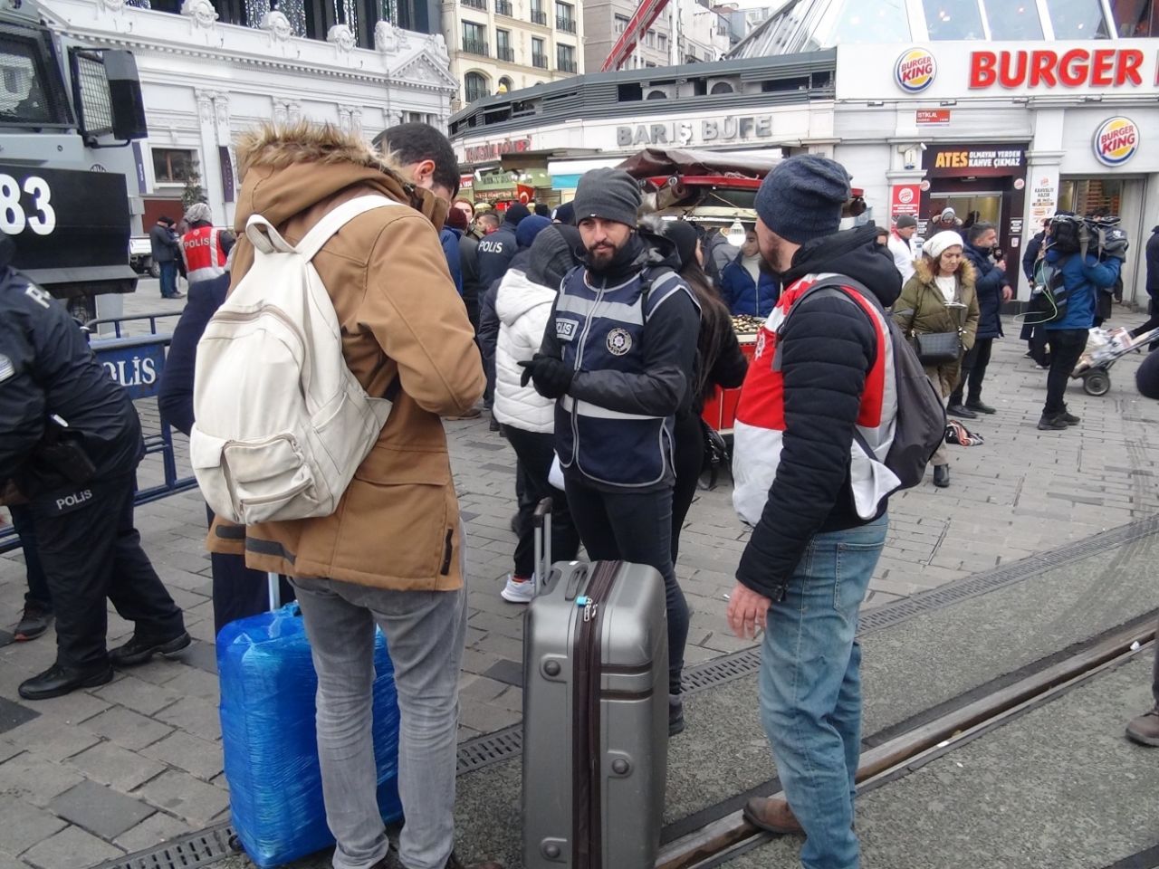 Taksim'de yeni yıl! Güven timleri kuş uçurtmuyor... 13