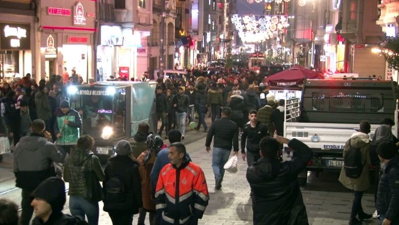 Taksim'de yeni yıl! Güven timleri kuş uçurtmuyor... 14