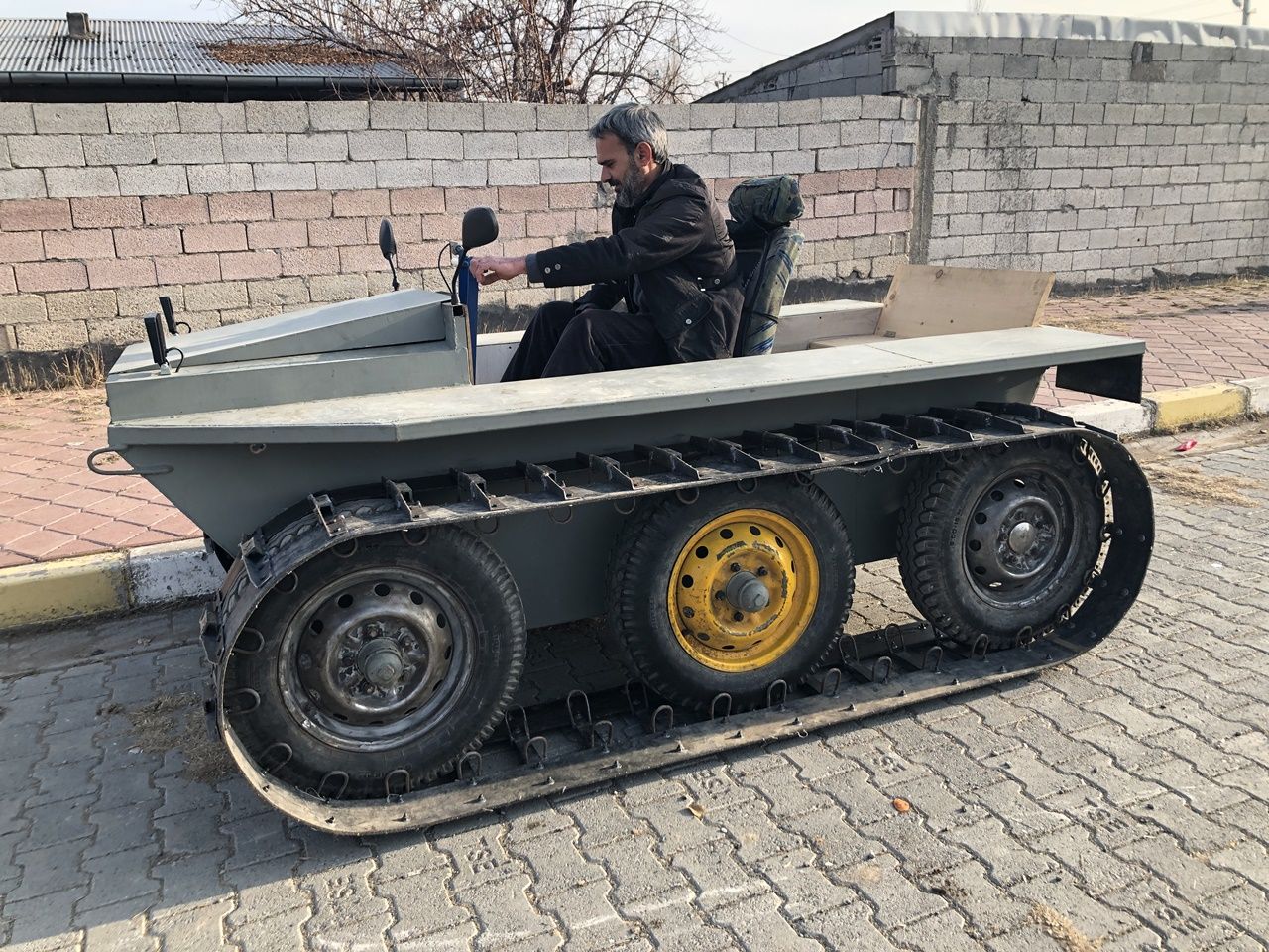Evlerinin garajında paletli araç yaptılar... 1