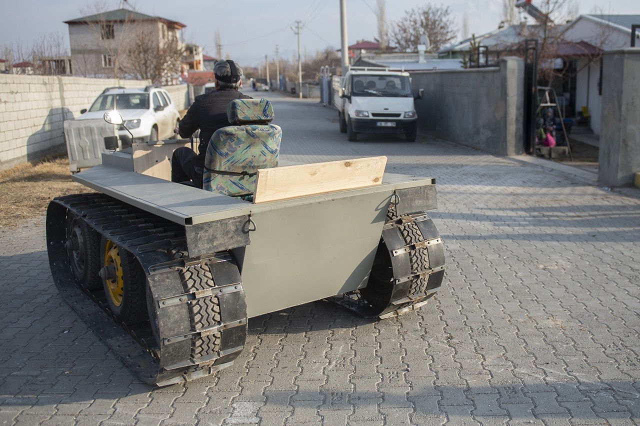 Evlerinin garajında paletli araç yaptılar... 5