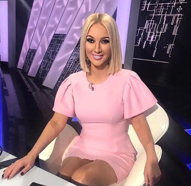 Ünlü spikerin göğüs silikonları patladı! 1
