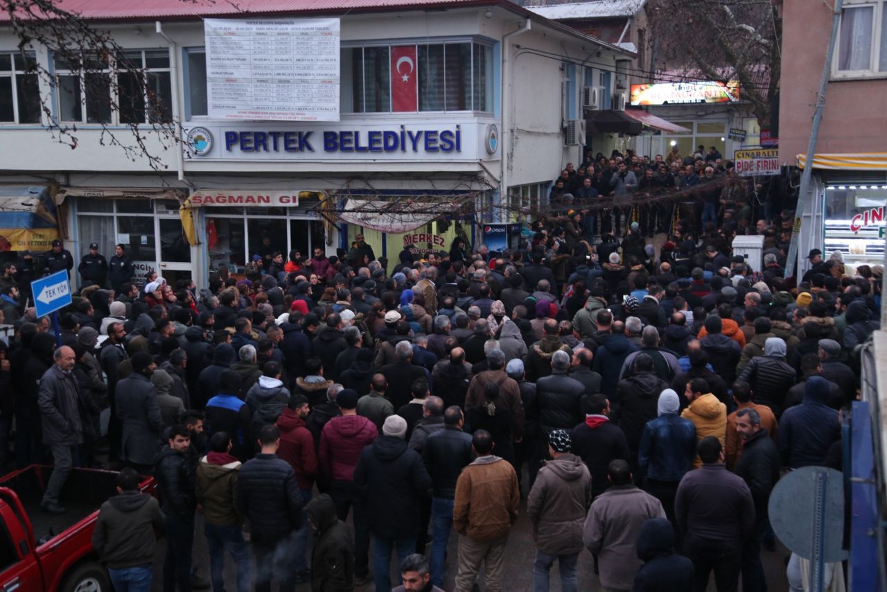 İğrenç olay! Esnafın bilgisayarından çıktı halk sokağa döküldü... 4