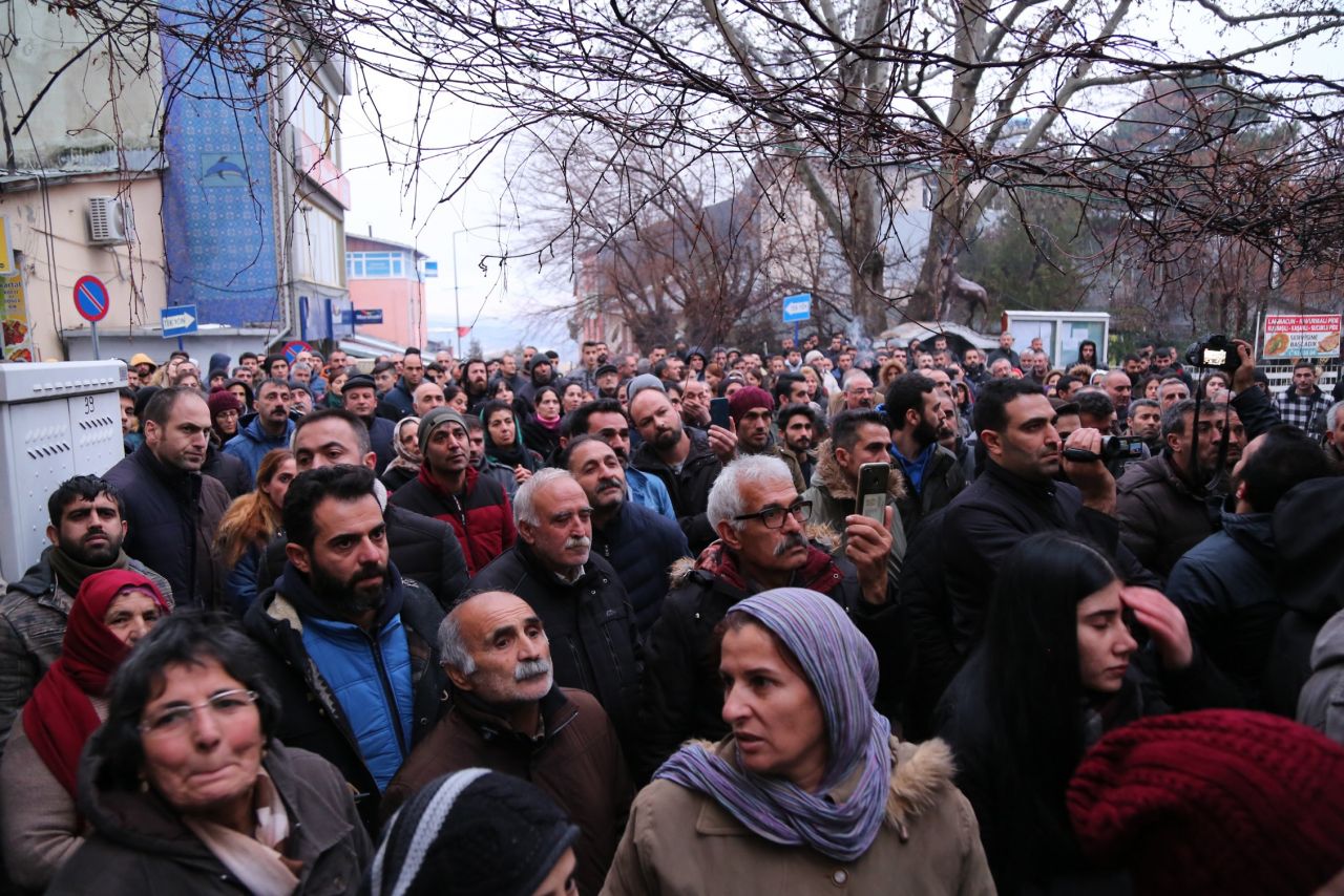 İğrenç olay! Esnafın bilgisayarından çıktı halk sokağa döküldü... 5