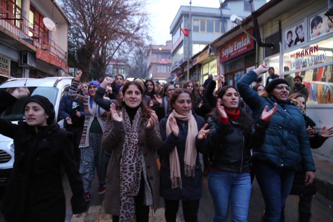 İğrenç olay! Esnafın bilgisayarından çıktı halk sokağa döküldü... 7
