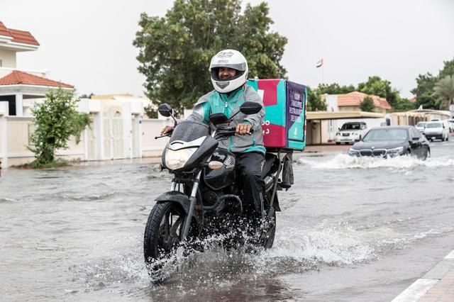 Dubai, yağmura teslim oldu! Tüm uçuşlar iptal... 5