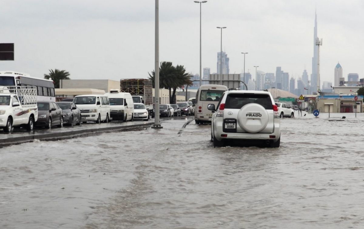 Dubai, yağmura teslim oldu! Tüm uçuşlar iptal... 7
