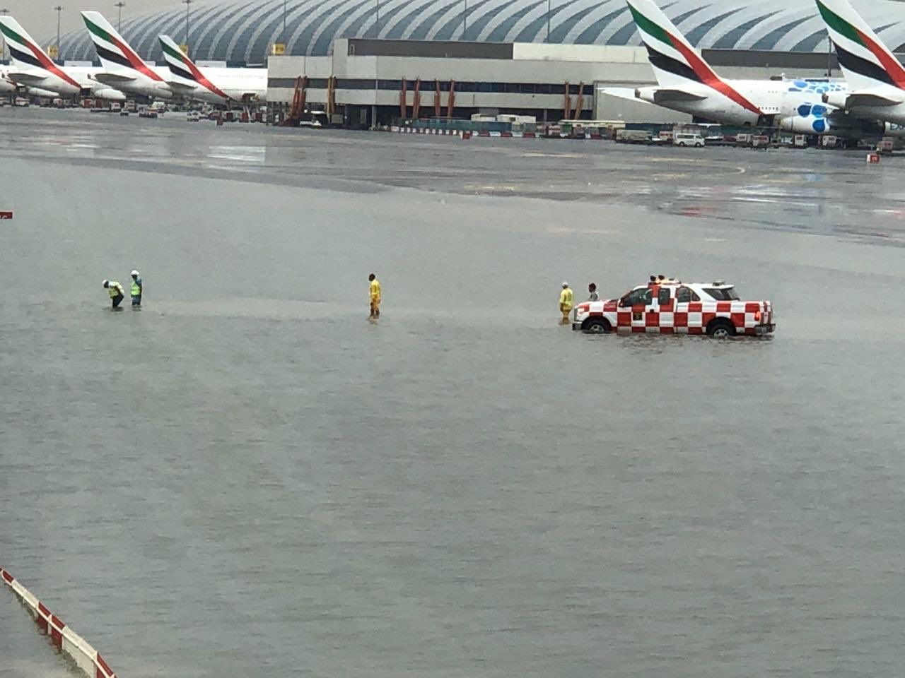 Dubai, yağmura teslim oldu! Tüm uçuşlar iptal... 1