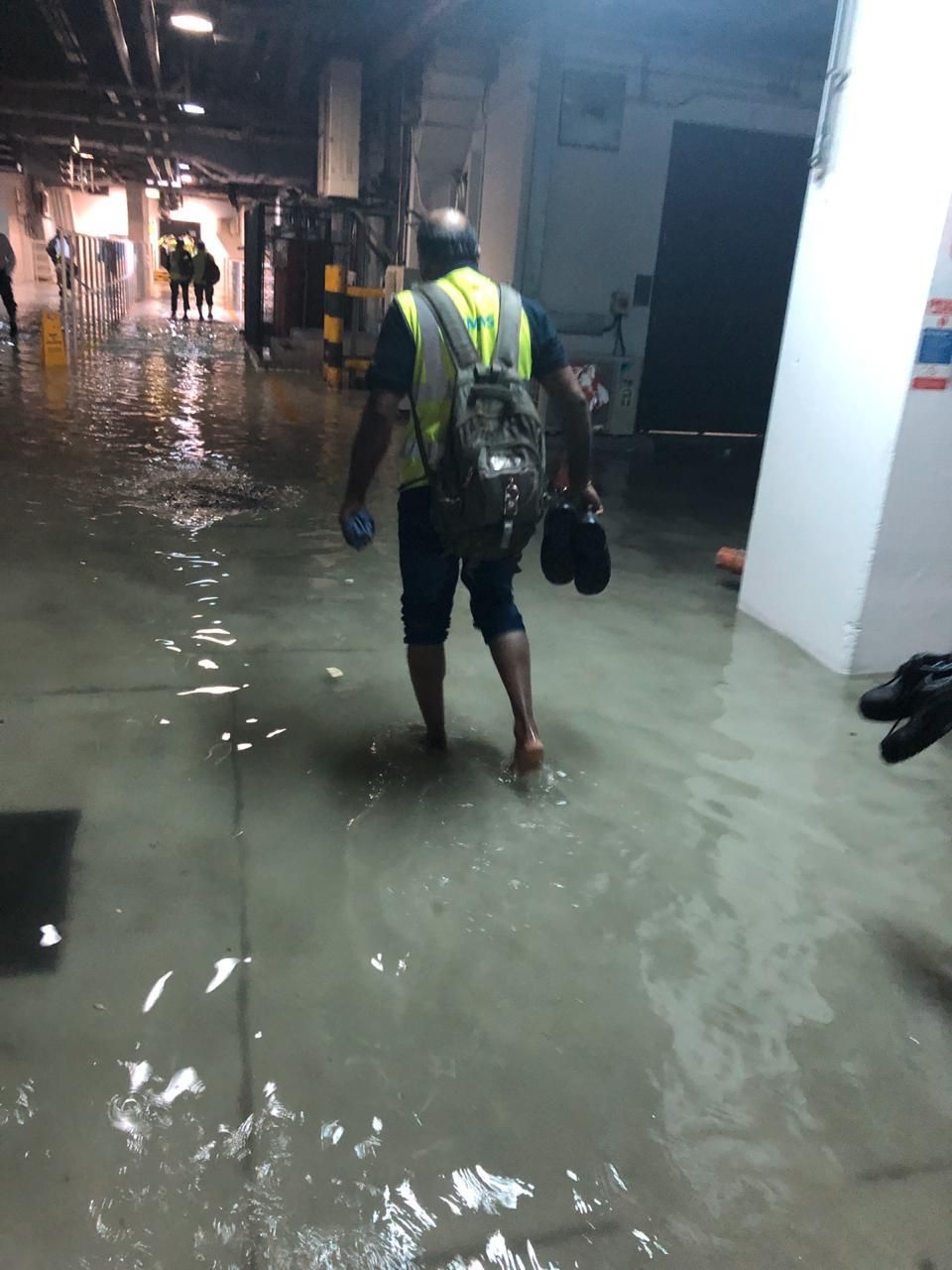 Dubai, yağmura teslim oldu! Tüm uçuşlar iptal... 3