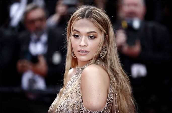 Ünlü şarkıcıdan çıplak poza şaşırtan sansür! 10
