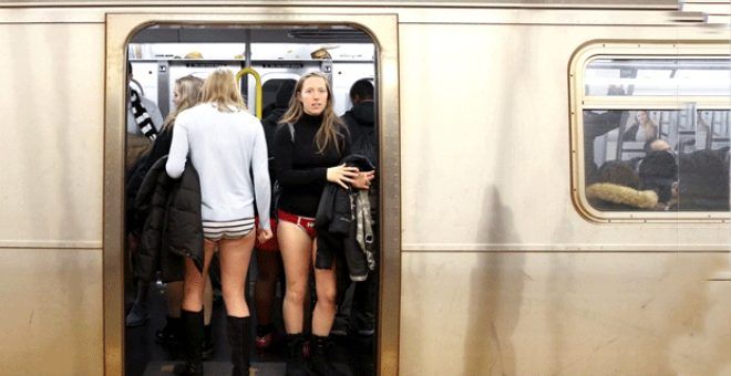 Metroya pantolonsuz bindiler! 11