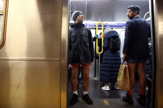 Metroya pantolonsuz bindiler! 6