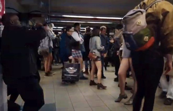 Metroya pantolonsuz bindiler! 2